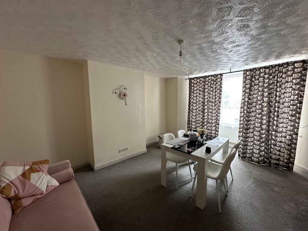 Lot: 93 - FREEHOLD BLOCK OF FLATS FOR INVESTMENT - Living Room